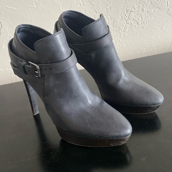 Burberry women’s leather ankle boots. Platforms with - Picture 1 of 11